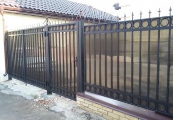 Метална ограда с гладко и ковано желязо и поликарбонат