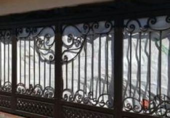 Ограда от ковано желязо с врата или портал