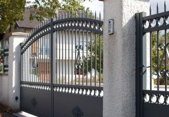 Ограда от ковано желязо с врата или портал