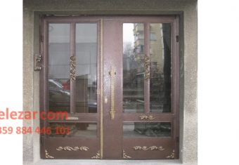Метална входна врата за жилищен блок или кооперации.
