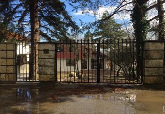 Комбинация от метална ограда, дворна врата и порти