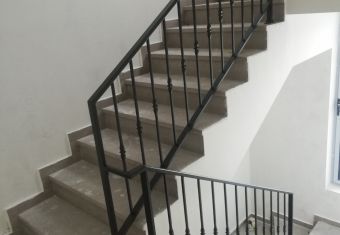 парапети за стълбище с вграден кован елемент